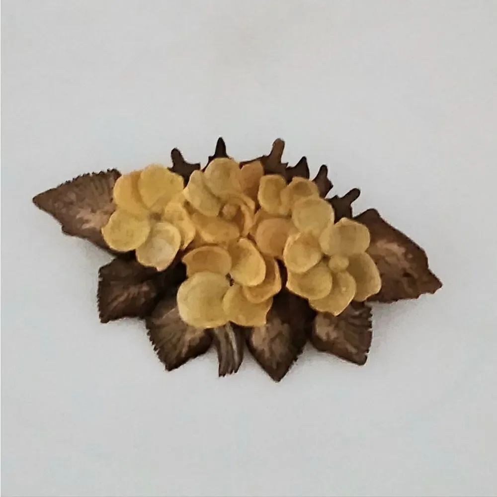 Vintage shell art brooch pin